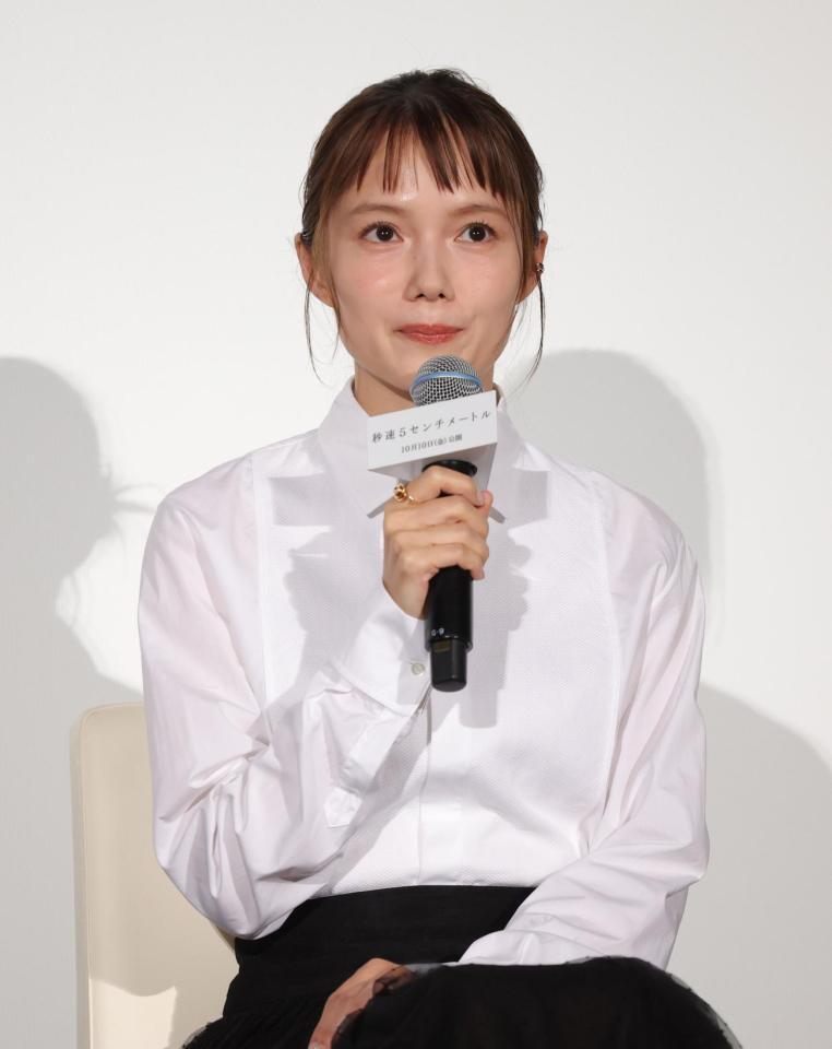 　舞台あいさつで話す宮﨑あおい（撮影・西岡正）