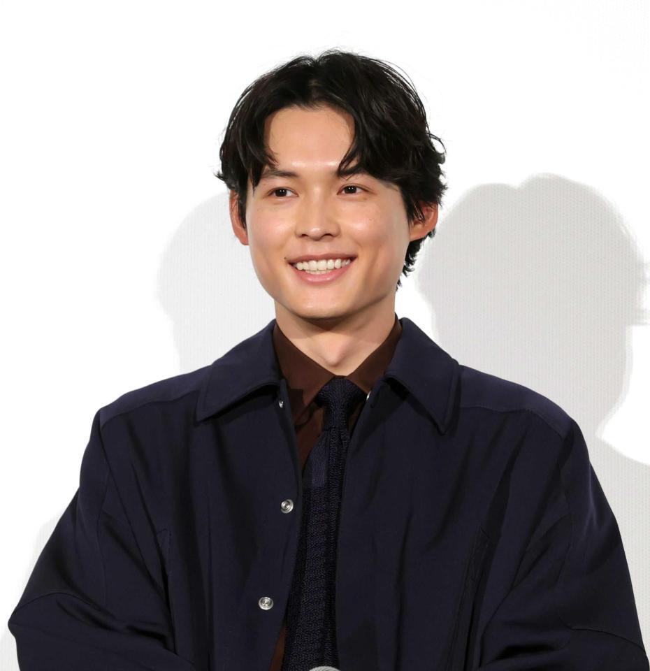 　舞台あいさつで笑顔を浮かべるＳｉｘＴＯＮＥＳの松村北斗