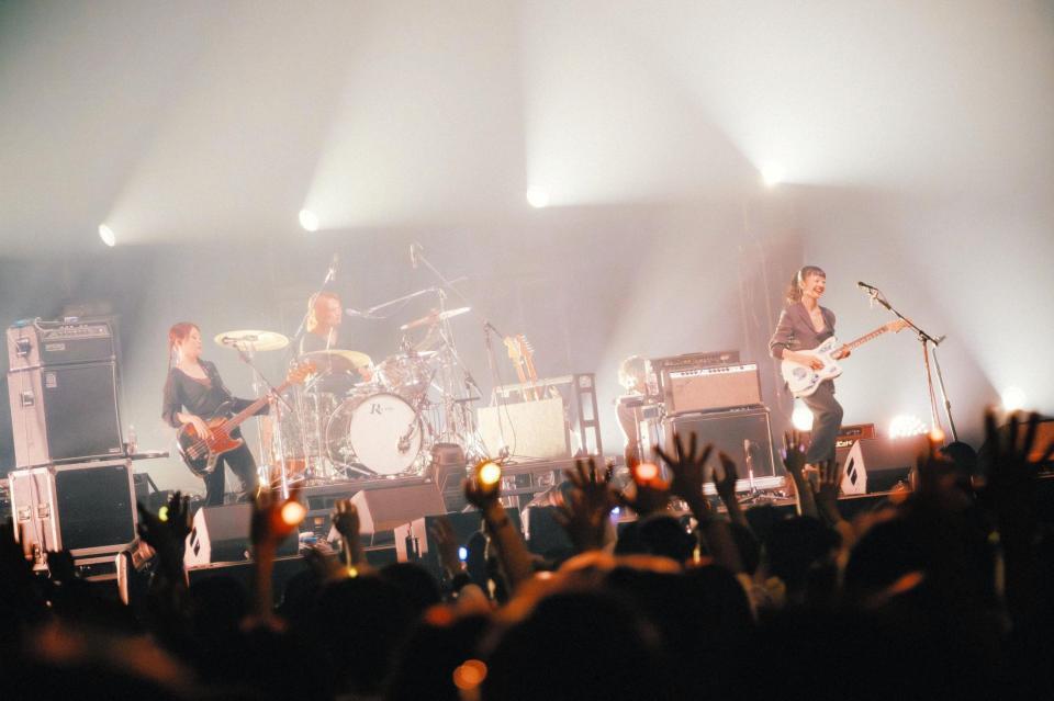 　アジアツアーファイナルを迎えた羊文学の塩塚モエカ（右）と河西ゆりか（左）（Ｐｈｏｔｏ　ｂｙ　三浦　大輝）