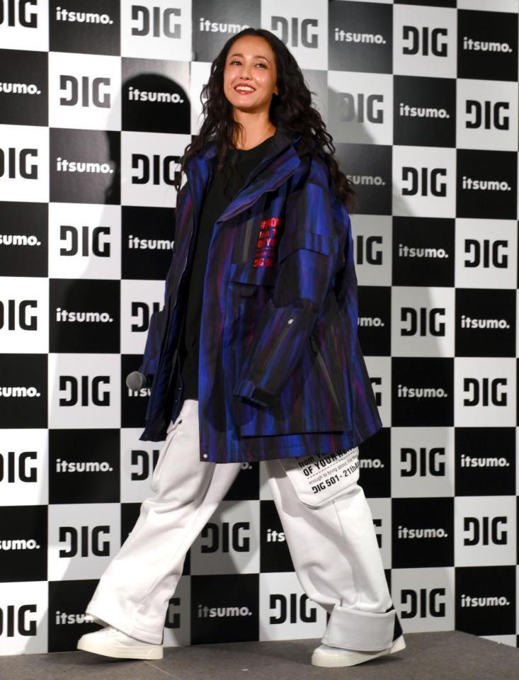 　スポーツアパレルブランド「ＤＩＧ」のローンチ記者会見に登場した沢尻エリカ（撮影・伊藤笙子）