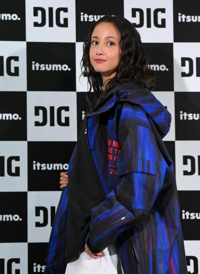 　スポーツアパレルブランド「ＤＩＧ」のローンチ記者会見に登場した沢尻エリカ（撮影・伊藤笙子）