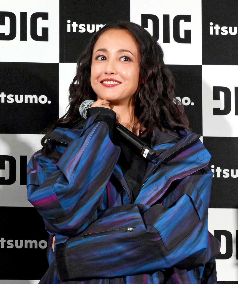 　パーマをかけたロングヘアスタイルで登場した沢尻エリカ（撮影・伊藤笙子）