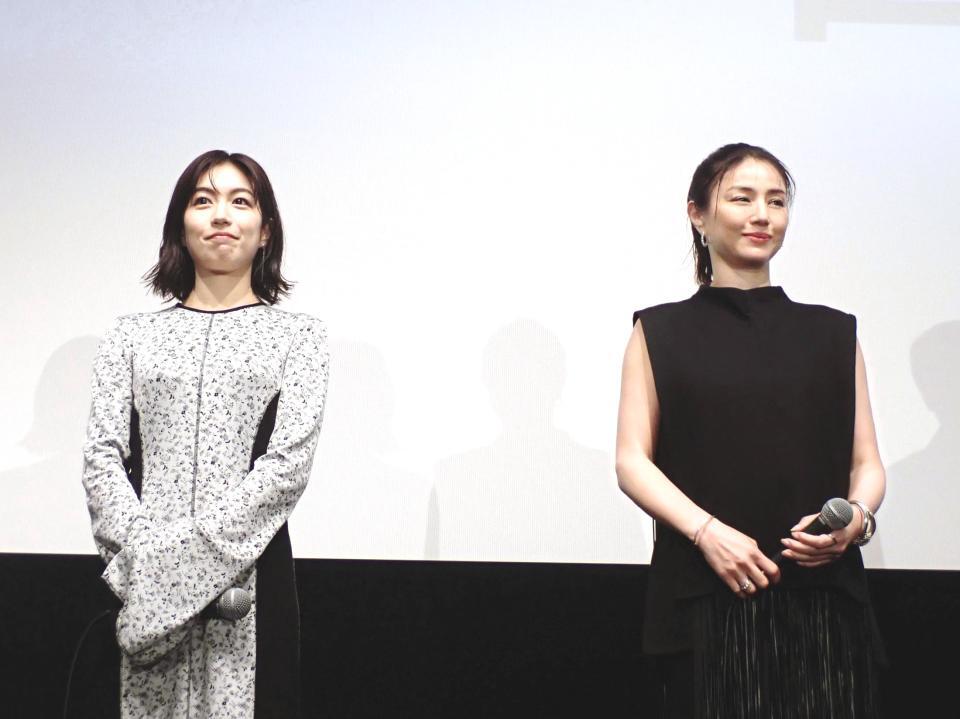 　公開記念舞台あいさつを行った（左から）木竜麻生、井川遥