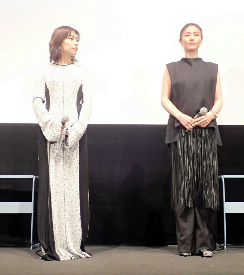 　公開記念舞台あいさつを行った（左から）木竜麻生、井川遥