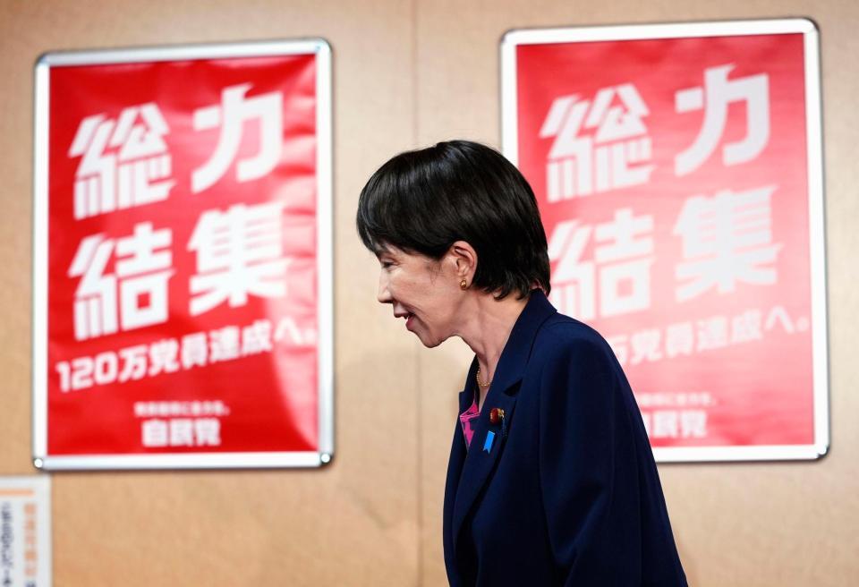 　自民党本部を出る高市総裁＝１０日