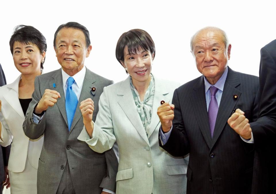 　自民党の新執行部が発足し、撮影に応じる（左から）有村治子総務会長、麻生太郎副総裁、高市早苗総裁、鈴木俊一幹事長＝７日