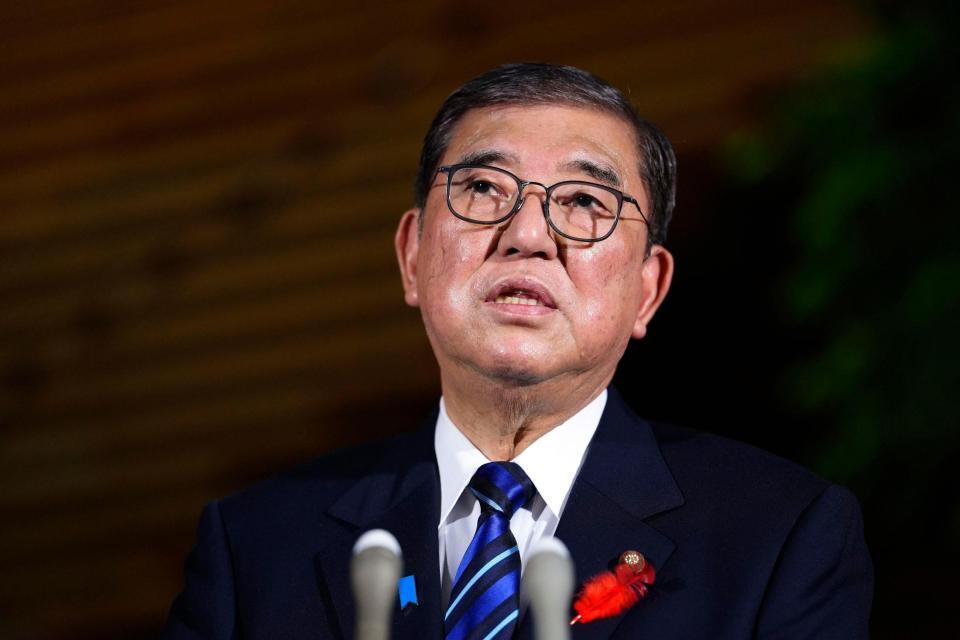 　記者団の取材に応じる石破首相＝１０日