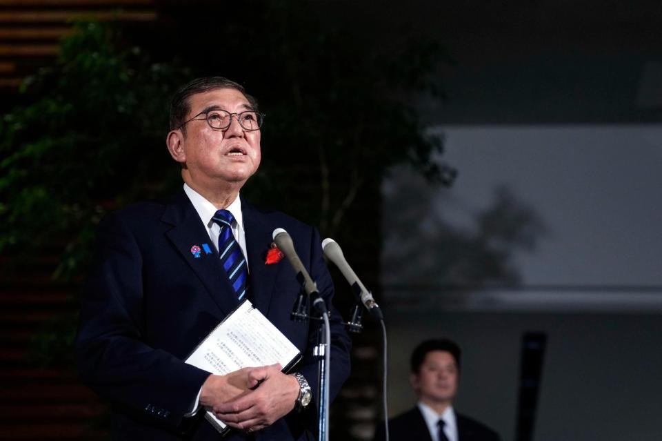 　記者団の取材に応じる石破首相＝１０日