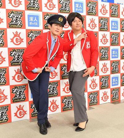 　１８代目キングに輝きポーズを決めるロングコートダディの堂前透（左）と兎（撮影・開出牧）