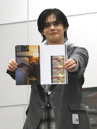 　写真撮影に応じるカイ