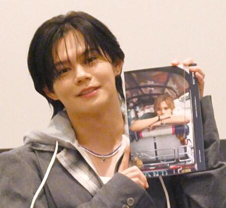 　写真集を披露するカイ