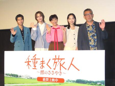 　舞台あいさつに登壇した（左から）朝井大智、金子隼也、菊川怜、清水くるみ、篠原哲雄監督
