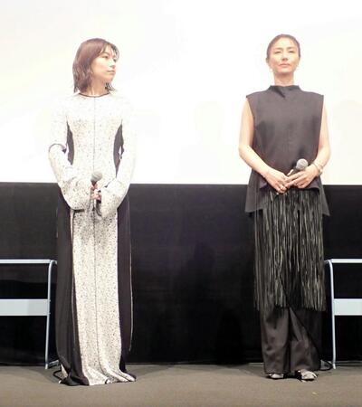 　公開記念舞台あいさつを行った（左から）木竜麻生、井川遥