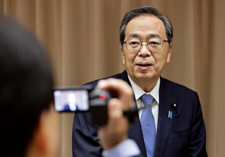 　記者団の取材に応じる公明党の斉藤代表