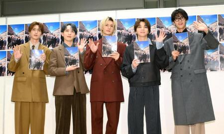 　アニバーサリーフォトブックを手にする（左から）Ｍ！ＬＫの山中柔太朗、吉田仁人、佐野勇斗、塩﨑太智、曽野舜太（撮影・堀内翔）