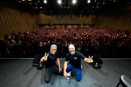 　観客と記念撮影を行った吉川晃司（左）とポール・ウォーラー氏