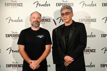 　吉川晃司（右）とポール・ウォーラー氏