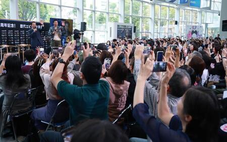 　大盛況だった水谷豊（左）と寺脇康文の「相棒」ファンミーティング（撮影・金田祐二）