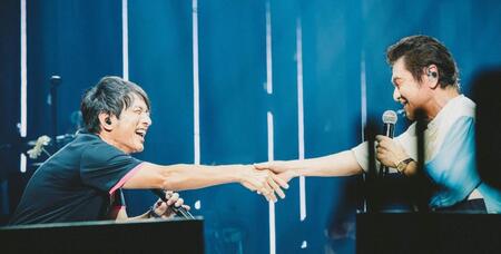 　「九段下フォーク・フェスティバル’２５」でセッションする桑田佳祐（右）と桜井和寿