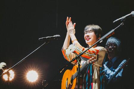 　「九段下フォーク・フェスティバル’２５」で歌唱する原由子