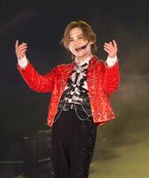 　熱唱する堂本光一（撮影・石井剣太郎）