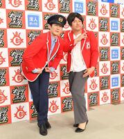 　１８代目キングに輝きポーズを決めるロングコートダディの堂前透（左）と兎（撮影・開出牧）