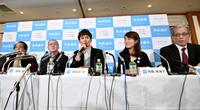　記者会見するシールズの諏訪原健さん（中央）、法政大の山口二郎教授（右端）ら市民団体の有志＝２０１５年