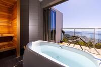 　プレミアム和洋室「瀬戸内テラス」の半露天風呂