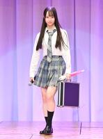 　自己ＰＲに女子高生ファッションで登場した上野真子さん（撮影・開出牧）