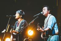 　「九段下フォーク・フェスティバル’２５」でデュエットする桑田佳祐（右）と桜井和寿