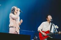 　「九段下フォーク・フェスティバル’２５」でデュエットする桑田佳祐（右）と吉井和哉