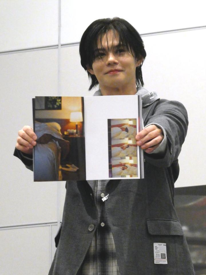 　写真撮影に応じるカイ