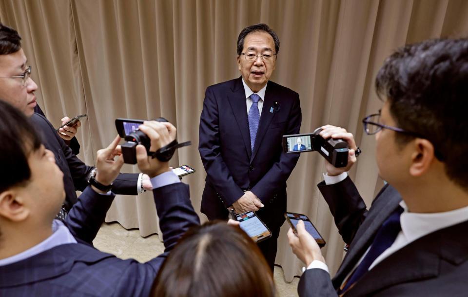 　記者団の取材に応じる公明党の斉藤代表