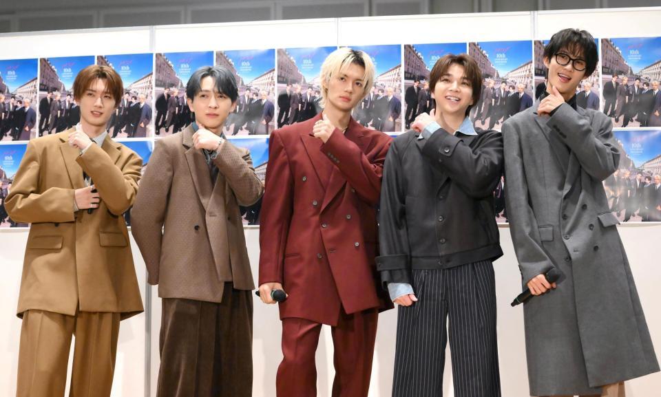 　“イイじゃんポーズ”を決める（左から）Ｍ！ＬＫの山中柔太朗、吉田仁人、佐野勇斗、塩﨑太智、曽野舜太（撮影・堀内翔）