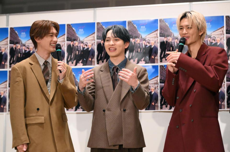 フォトブック発売記念会見を盛り上げる（左から）山中柔太朗、吉田仁人、佐野勇斗（撮影・堀内翔）