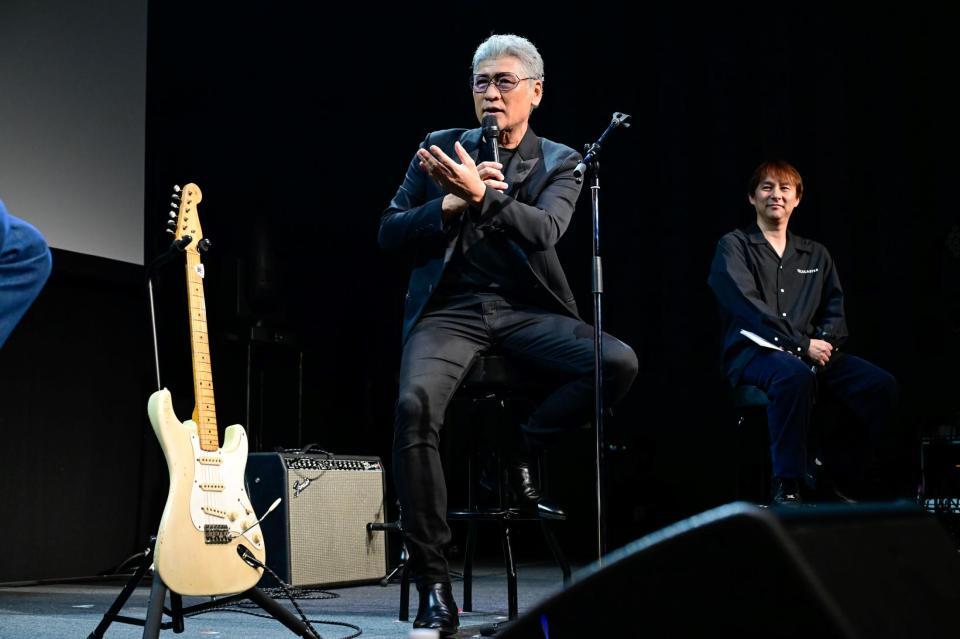 　イベントに出席した吉川晃司（中央）