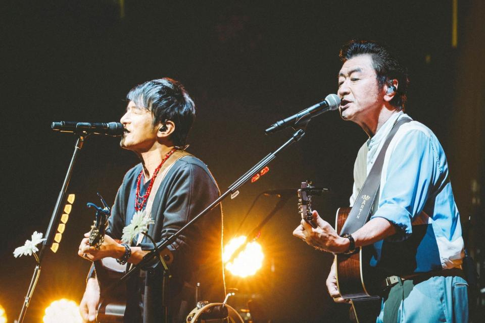 　「九段下フォーク・フェスティバル’２５」でデュエットする桑田佳祐（右）と桜井和寿