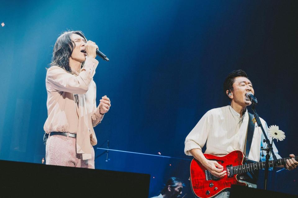 　「九段下フォーク・フェスティバル’２５」でデュエットする桑田佳祐（右）と吉井和哉