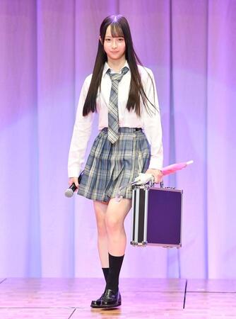 　自己ＰＲに女子高生ファッションで登場した上野真子さん（撮影・開出牧）