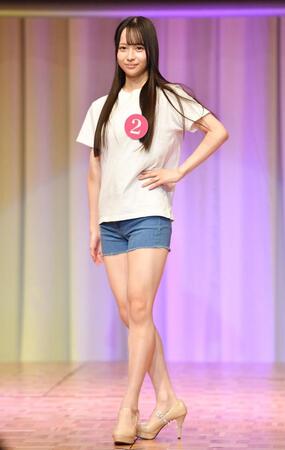 　ウオーキングでポーズを決める上野真子さん（撮影・開出牧）