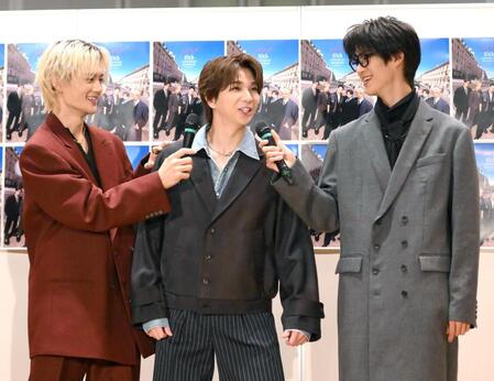 　会見を盛り上げる塩﨑太智。左は佐野勇斗、右は曽野舜太（撮影・堀内翔）