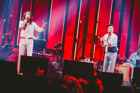 　「九段下フォーク・フェスティバル’２５」でデュエットする桑田佳祐（右）と吉井和哉