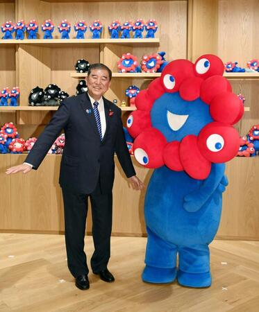 　ミャクミャクに感謝状を授与し、記念撮影に応じる石破首相＝13日午前、（代表撮影）