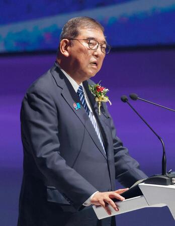 　大阪・関西万博の閉会式であいさつする石破首相＝13日午後