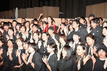 　日本館の閉館を宣言した名誉館長の藤原紀香（中央）