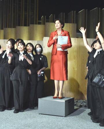 　日本館の閉館を宣言し万感の表情を浮かべる名誉館長の藤原紀香（中央）