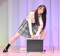 　自己ＰＲでパントマイムを披露する上野真子さん（撮影・開出牧）