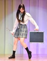 　自己ＰＲでパントマイムを披露する上野真子さん（撮影・開出牧）