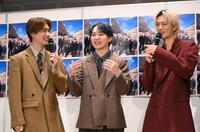 フォトブック発売記念会見を盛り上げる（左から）山中柔太朗、吉田仁人、佐野勇斗（撮影・堀内翔）