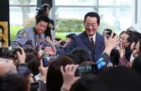 　ファンに見送られる水谷豊（右）と寺脇康文（撮影・金田祐二）